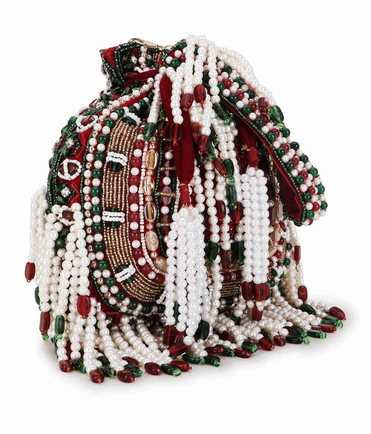 Tradition Draped in Pearls – A Royal Statement